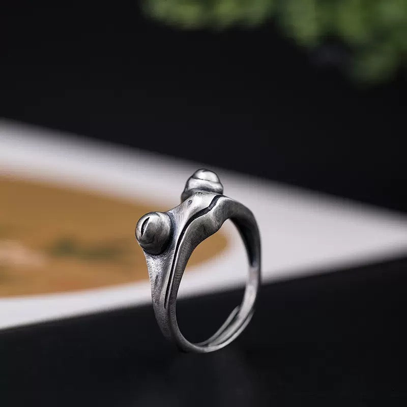 Frog shaped silver ring.