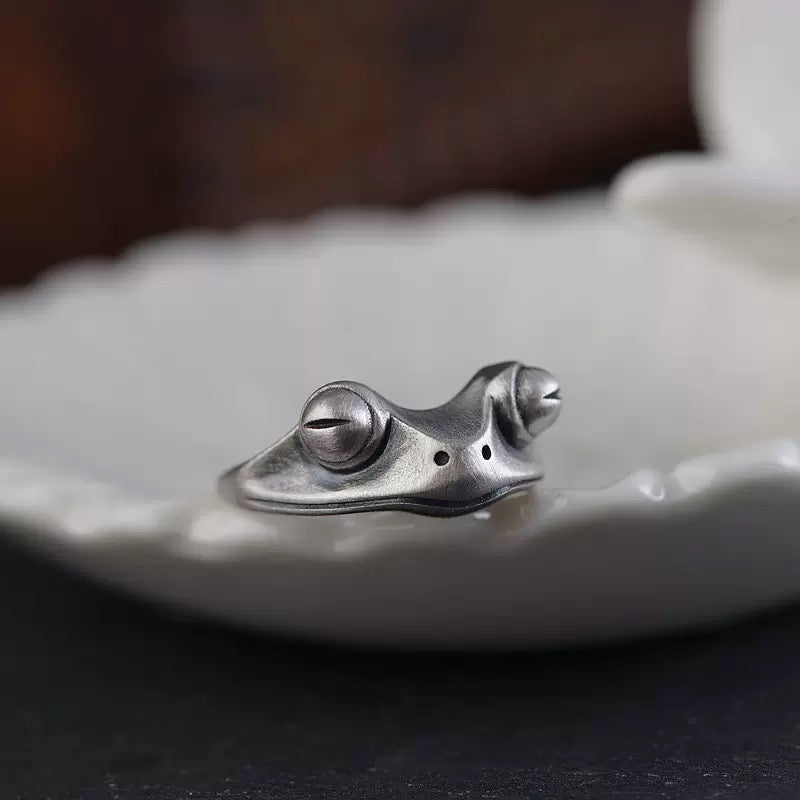 Frog shaped silver ring.