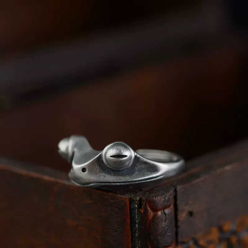Frog shaped silver ring.