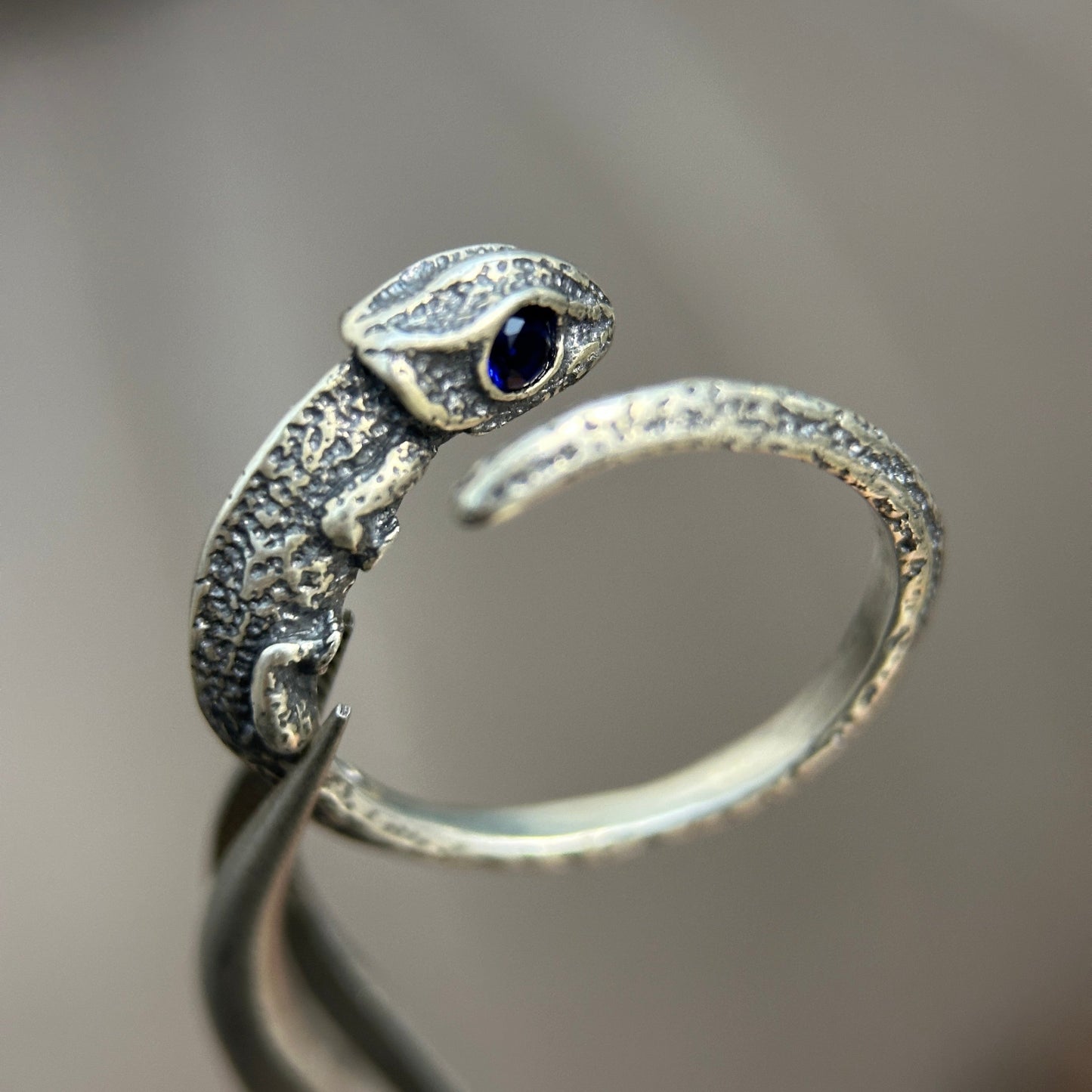 Sapphire-Eyed Lizard Ring: A Touch of Untamed Elegance