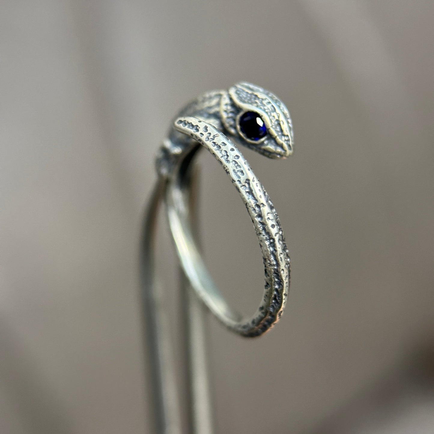 Sapphire-Eyed Lizard Ring: A Touch of Untamed Elegance