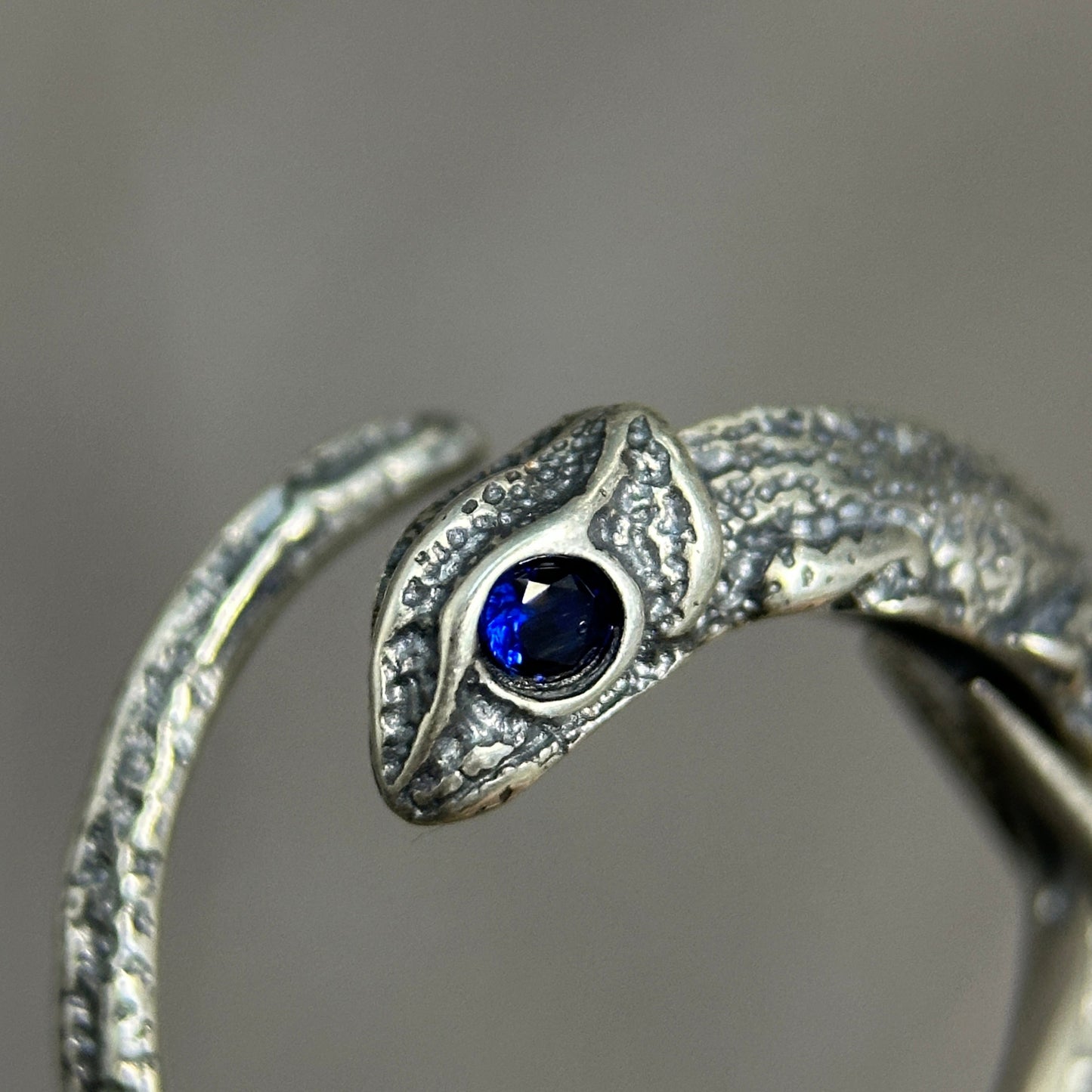 Sapphire-Eyed Lizard Ring: A Touch of Untamed Elegance