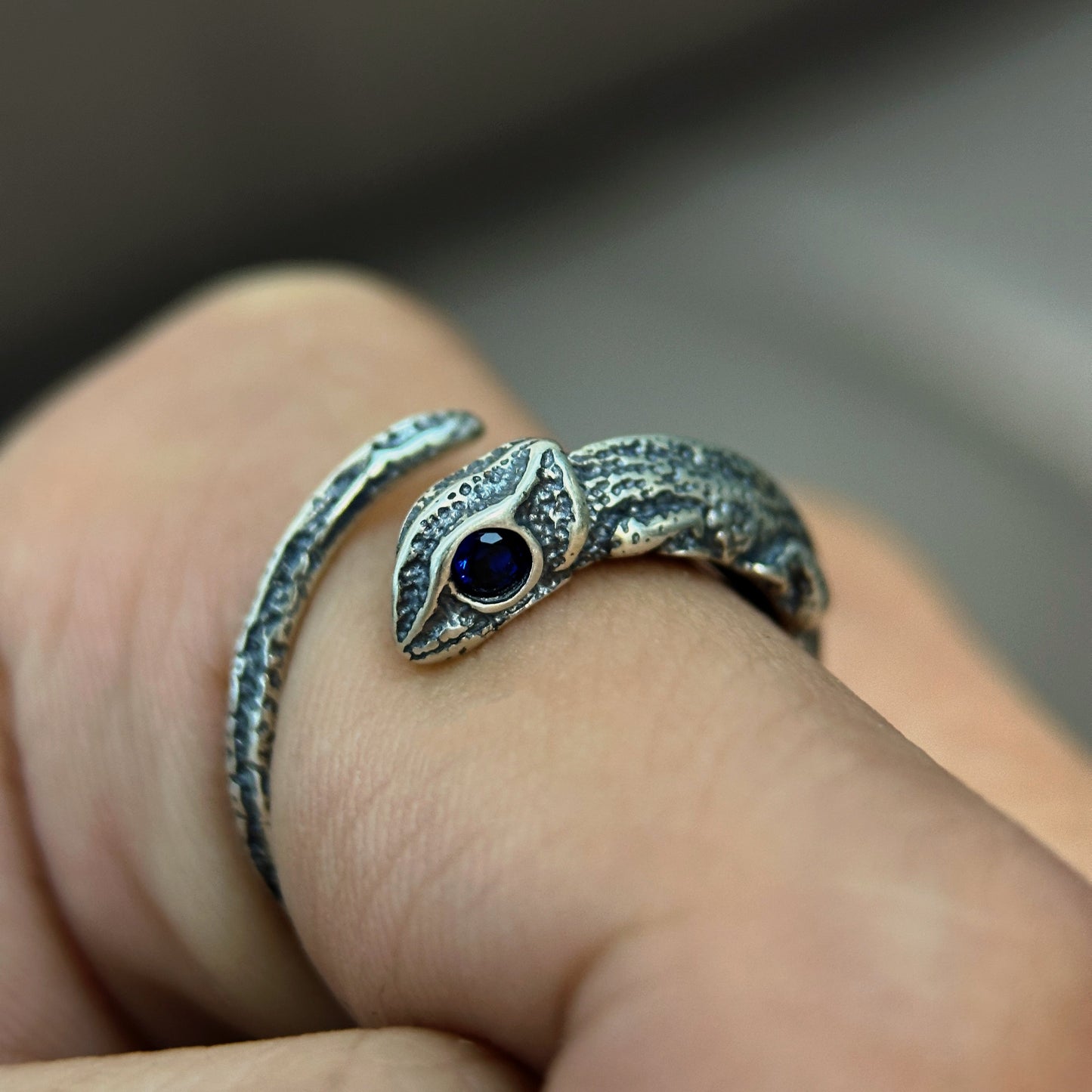 Sapphire-Eyed Lizard Ring: A Touch of Untamed Elegance