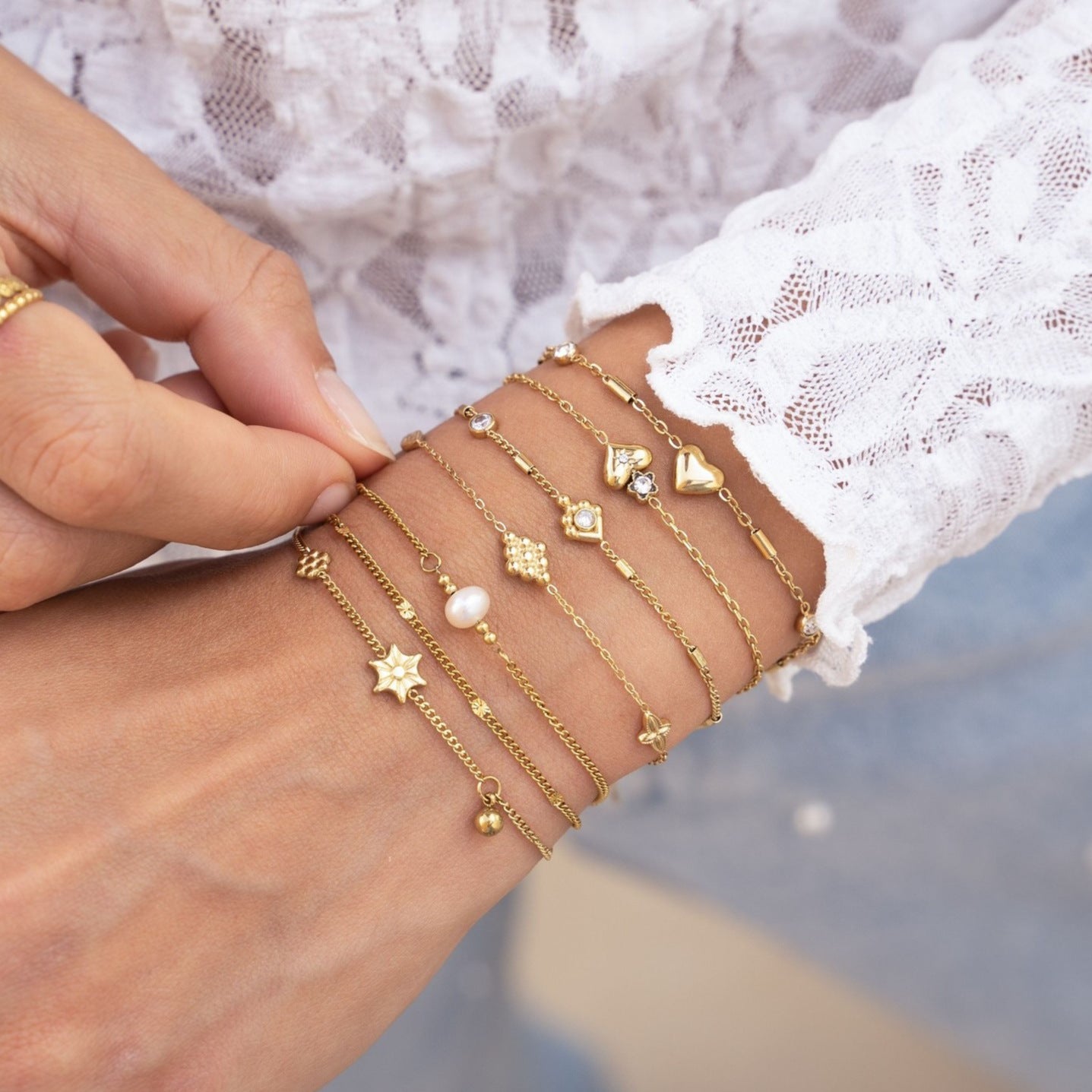 Light luxury zircon gold-plated bracelet.