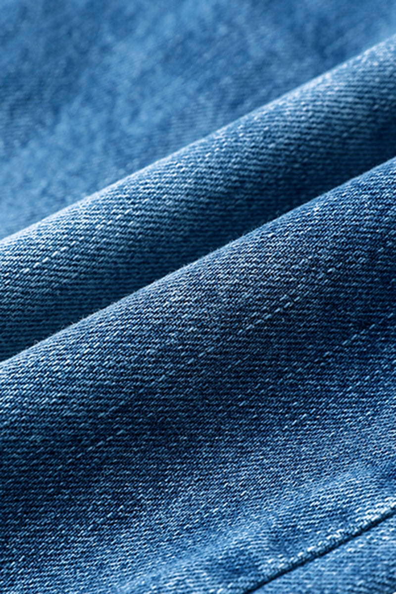 Jeans rasgados com bainha crua e cintura média e perna reta