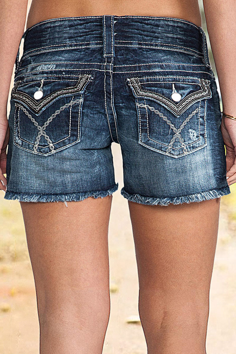 Shorts jeans com cintura baixa e detalhe de bordado com bainha crua