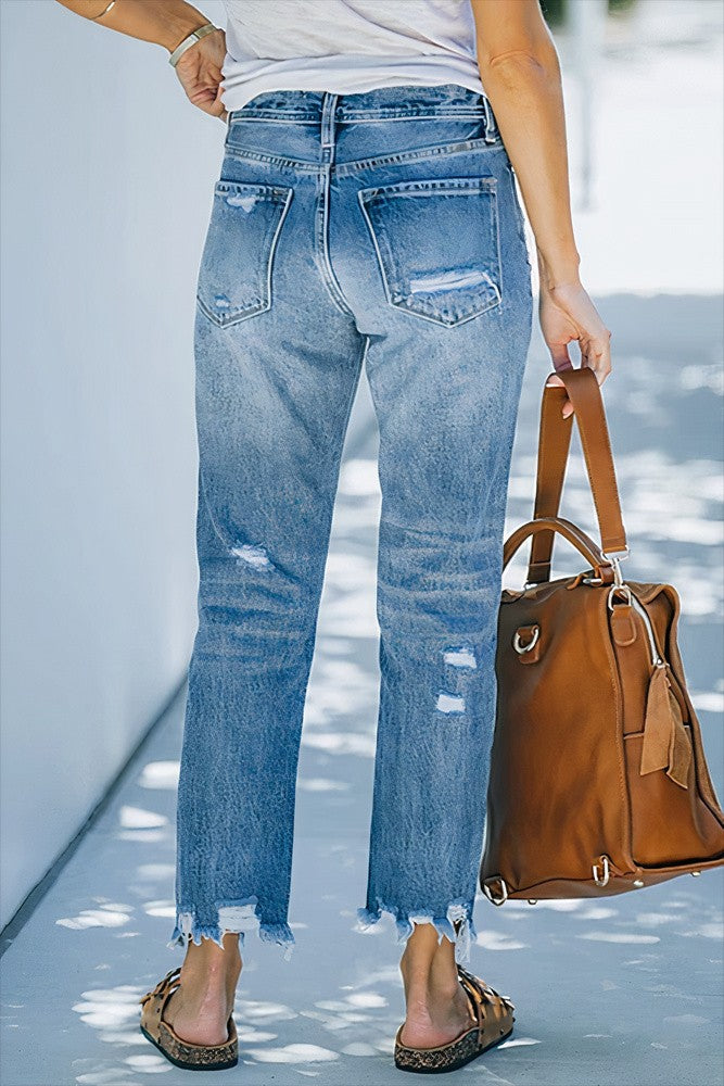 Jeans rasgados com bainha crua e cintura média e perna reta