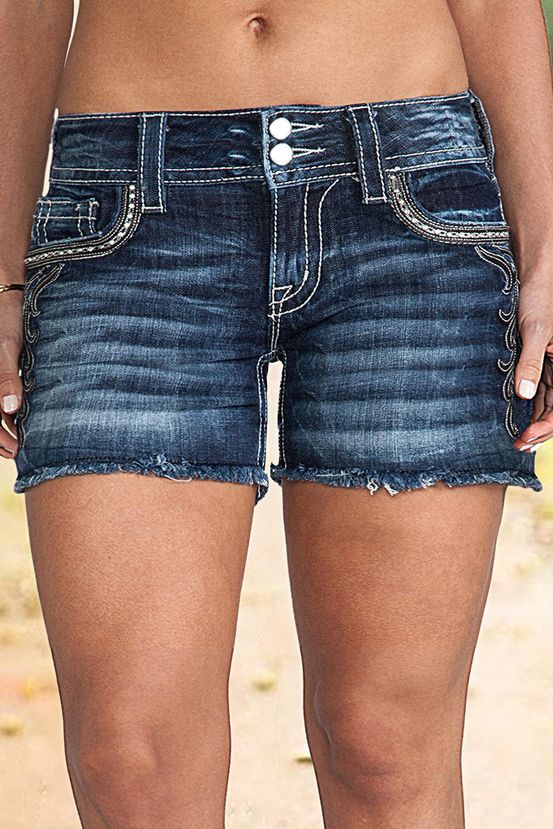 Shorts jeans com cintura baixa e detalhe de bordado com bainha crua
