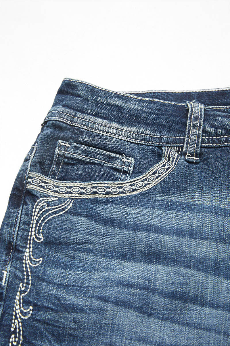 Shorts jeans com cintura baixa e detalhe de bordado com bainha crua