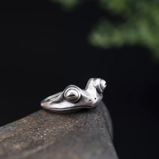 Frog shaped silver ring.