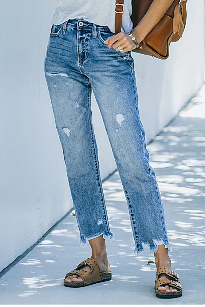 Jeans rasgados com bainha crua e cintura média e perna reta