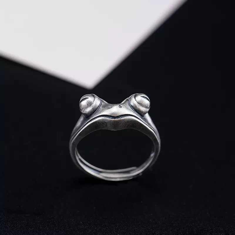 Frog shaped silver ring.