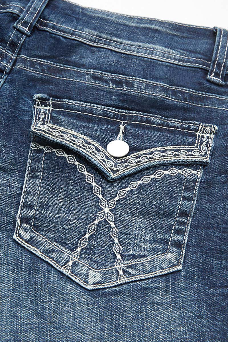 Shorts jeans com cintura baixa e detalhe de bordado com bainha crua