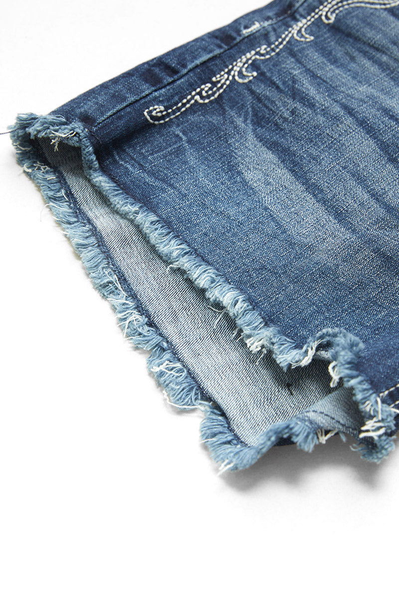 Shorts jeans com cintura baixa e detalhe de bordado com bainha crua