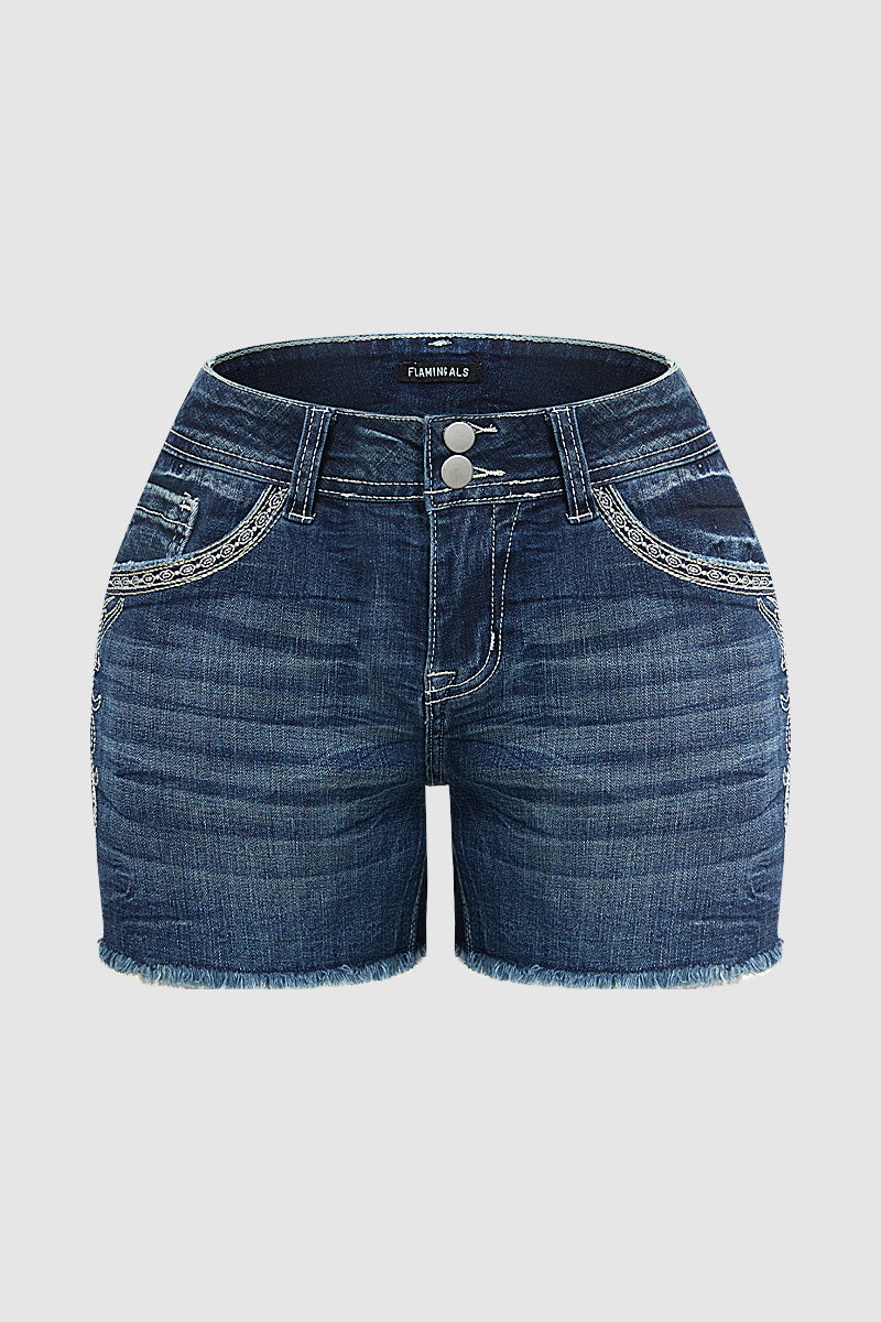 Shorts jeans com cintura baixa e detalhe de bordado com bainha crua