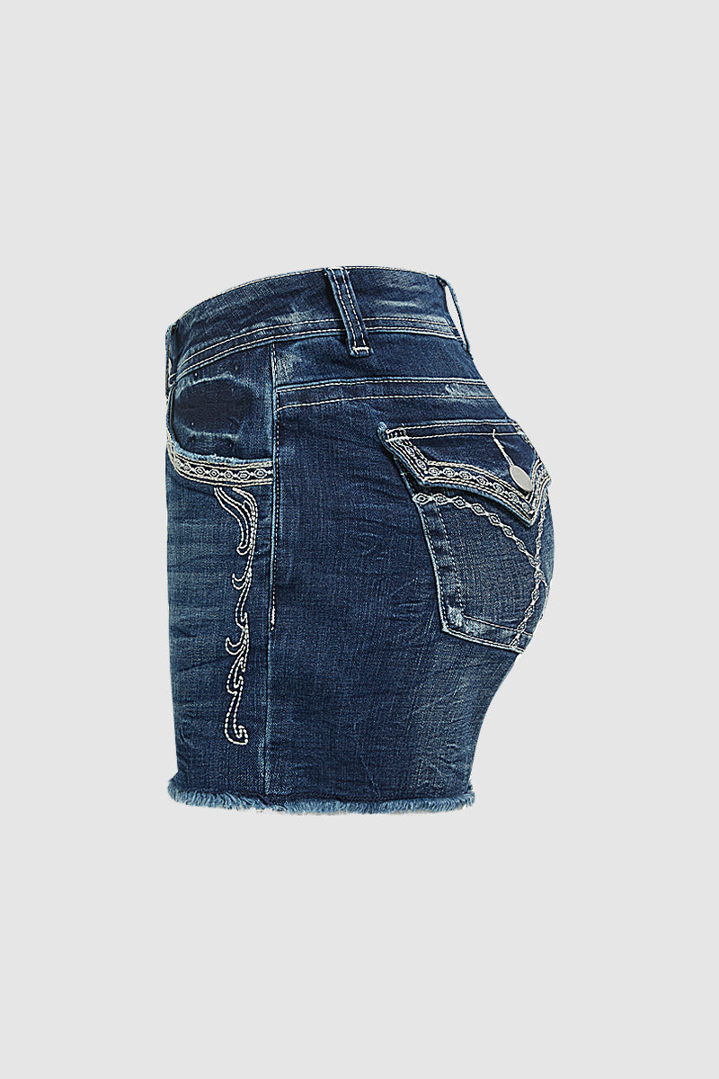 Shorts jeans com cintura baixa e detalhe de bordado com bainha crua