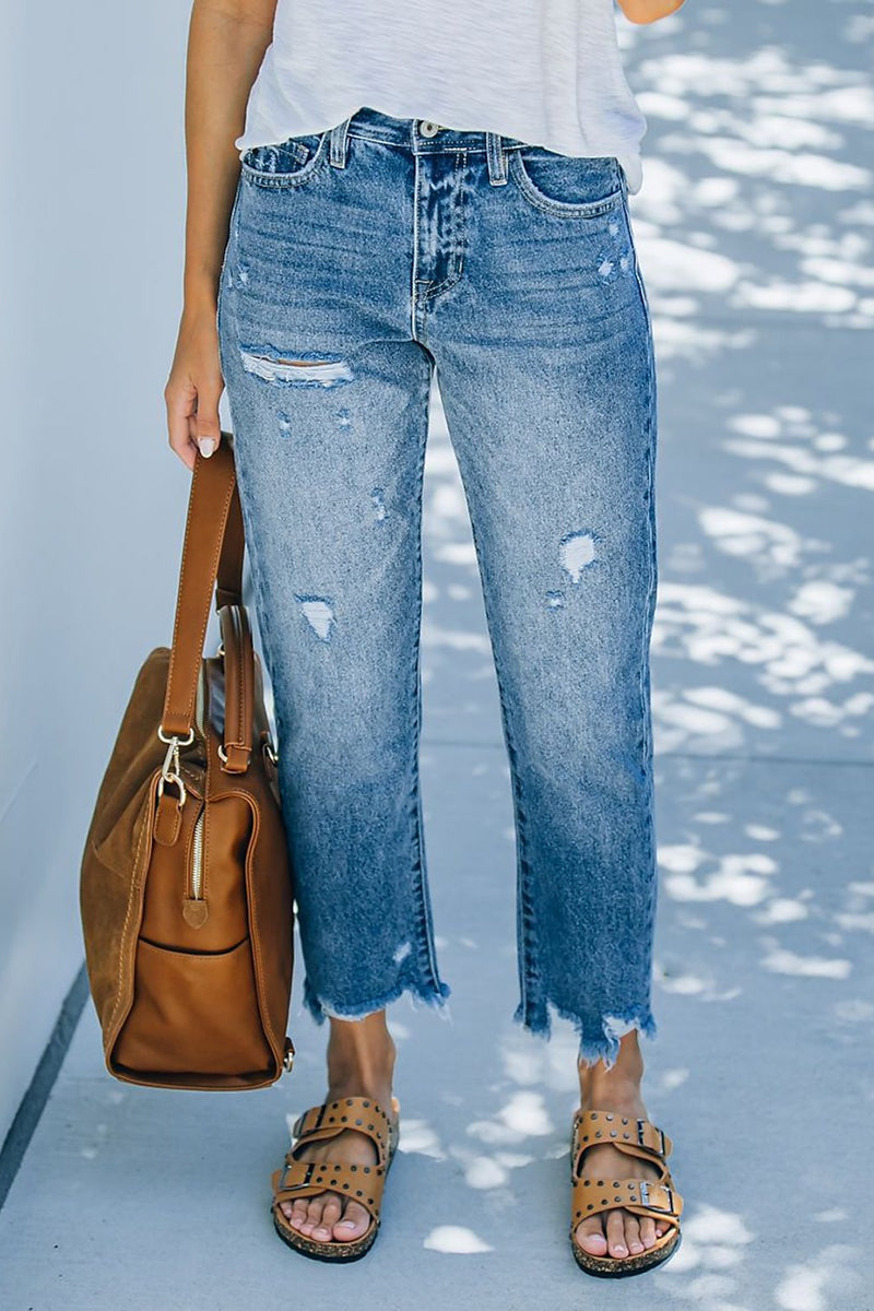 Jeans rasgados com bainha crua e cintura média e perna reta