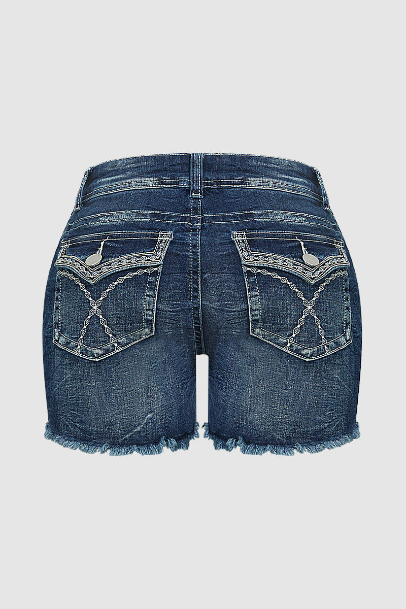 Shorts jeans com cintura baixa e detalhe de bordado com bainha crua