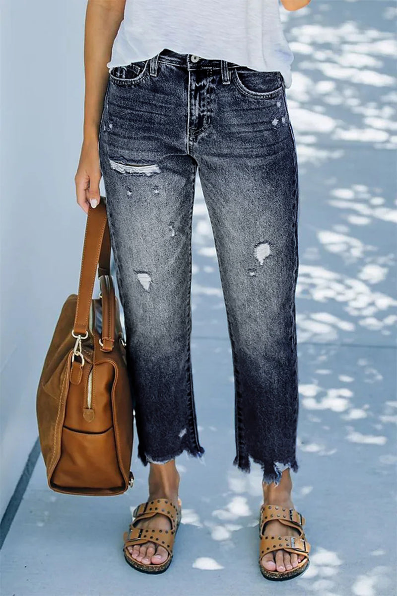 Jeans rasgados com bainha crua e cintura média e perna reta