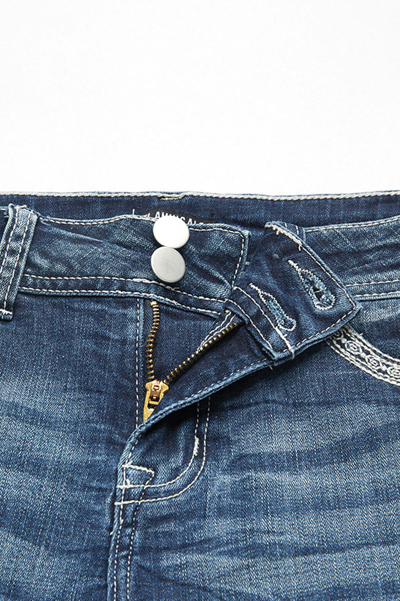 Shorts jeans com cintura baixa e detalhe de bordado com bainha crua