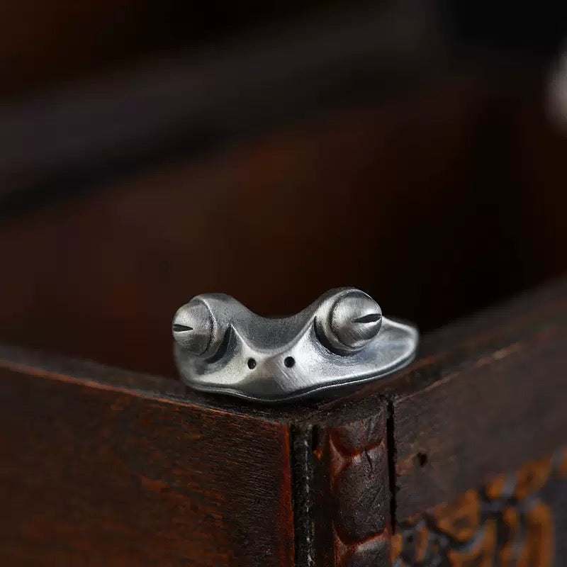 Frog shaped silver ring.