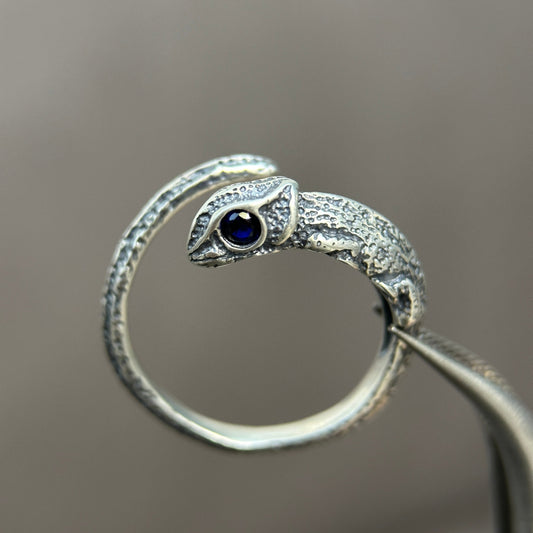 Sapphire-Eyed Lizard Ring: A Touch of Untamed Elegance