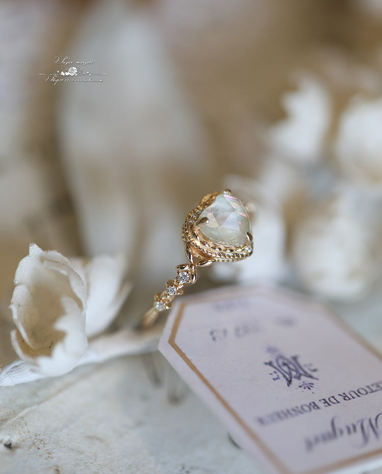 Color shell white crystal ring