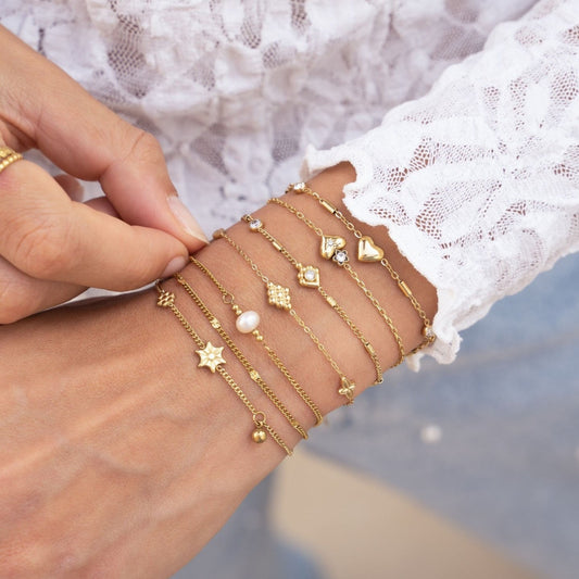 Light luxury zircon gold-plated bracelet.