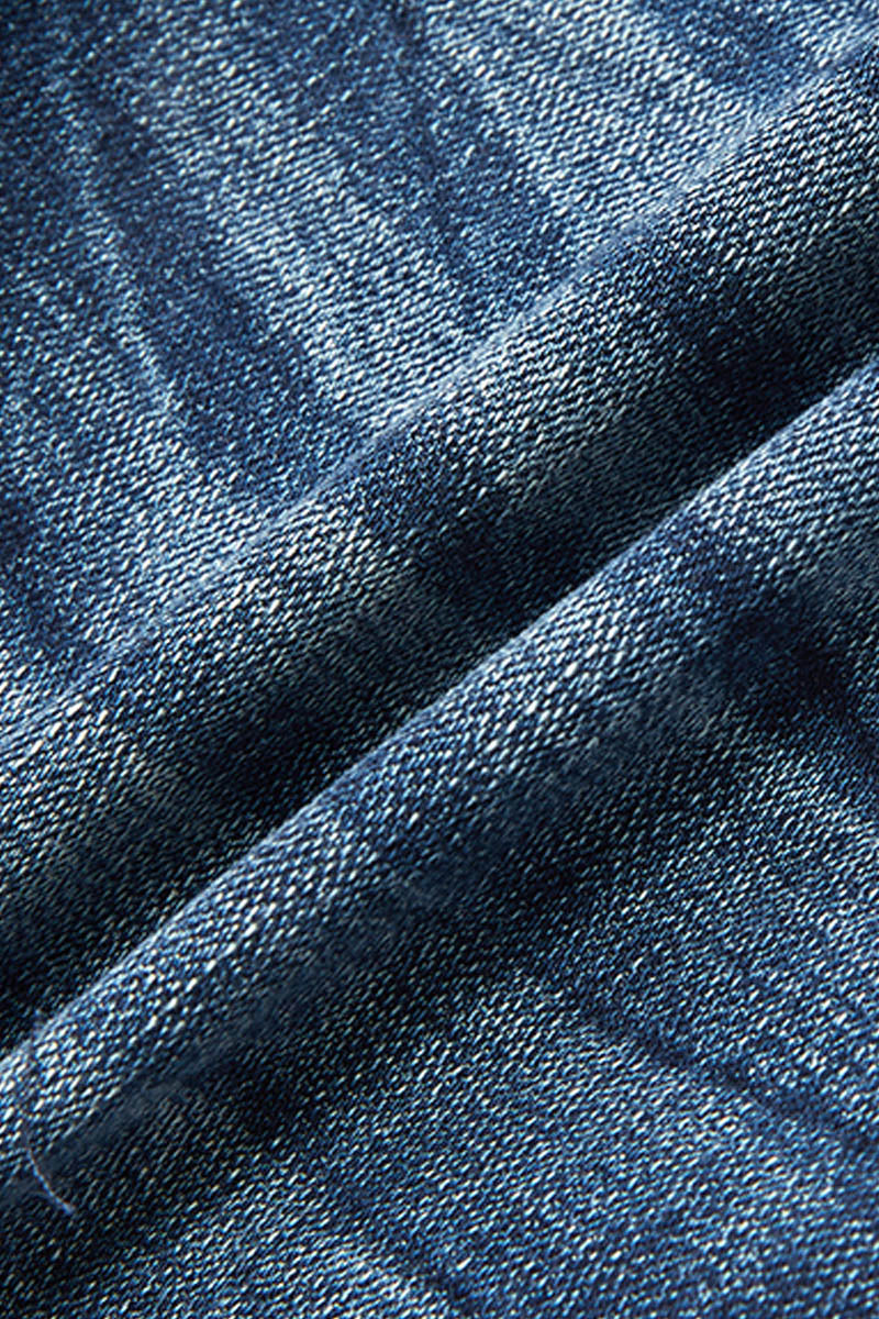 Shorts jeans com cintura baixa e detalhe de bordado com bainha crua