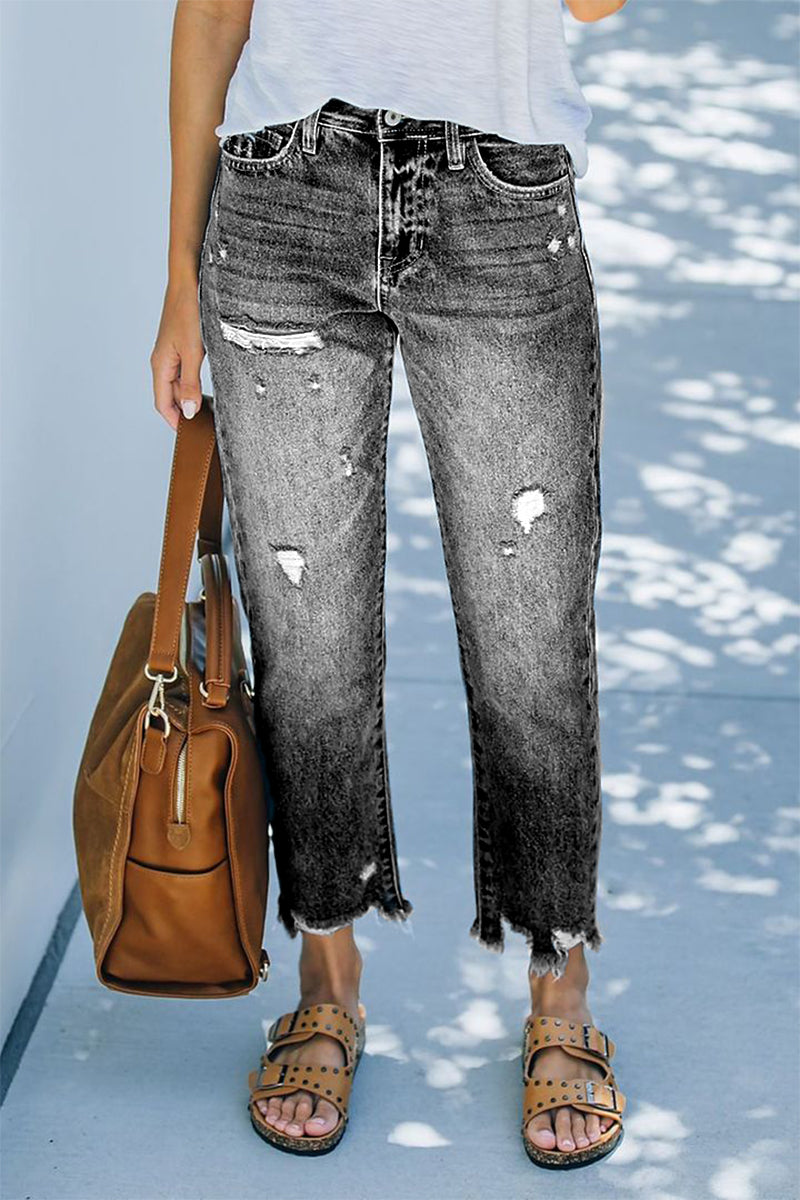 Jeans rasgados com bainha crua e cintura média e perna reta