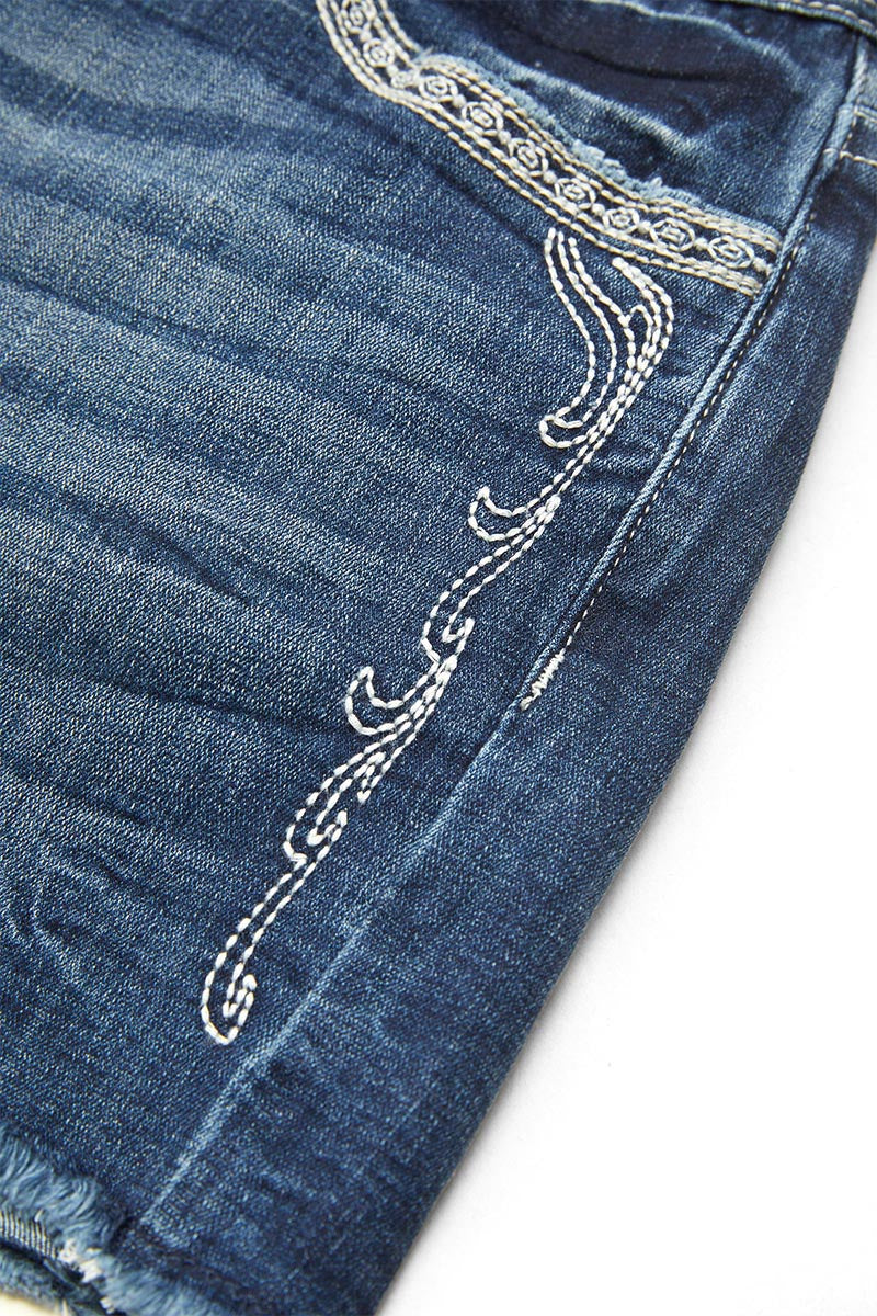 Shorts jeans com cintura baixa e detalhe de bordado com bainha crua